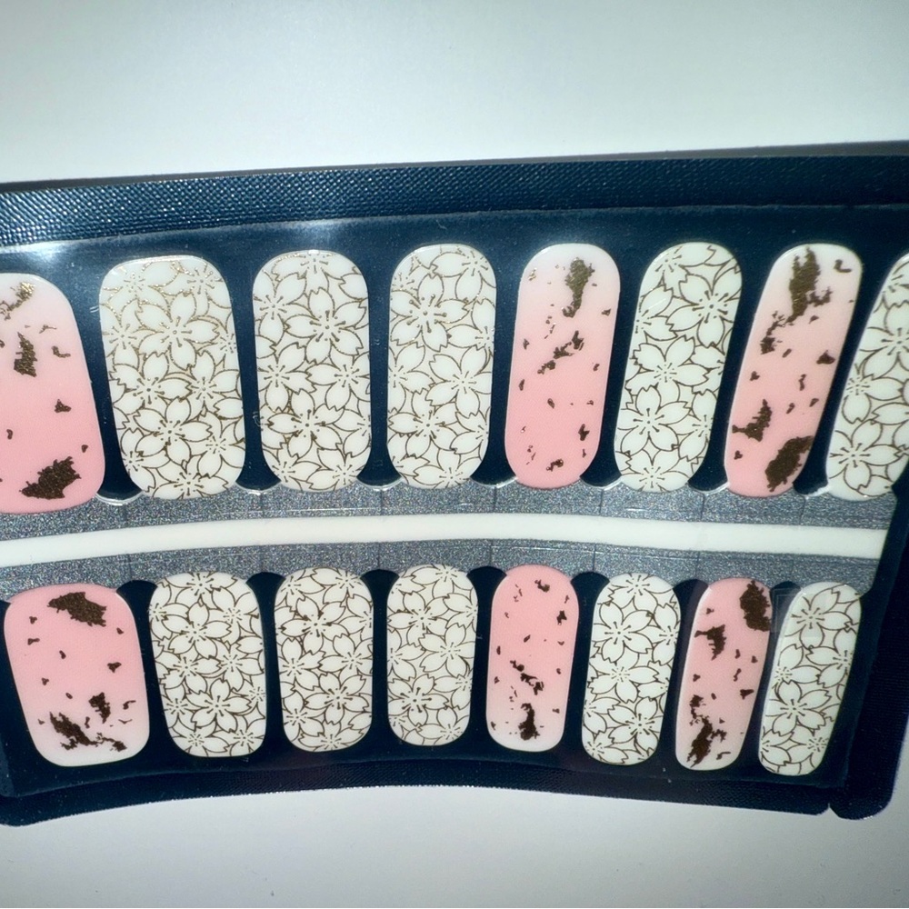 Floral Nail Wraps in Pink and Cream